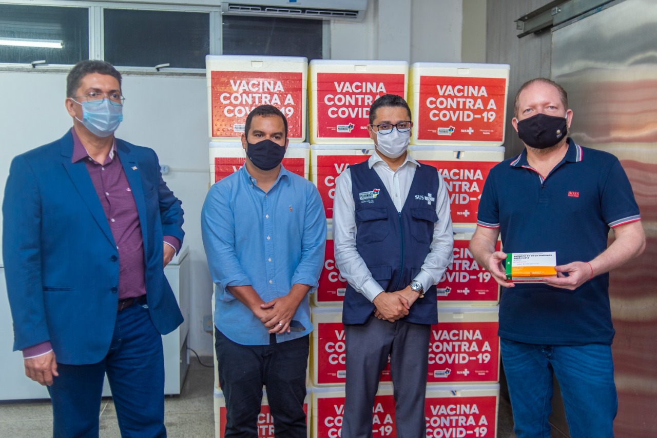 Othelino Neto e secretários durante a chegada do primeiro lote da vacina CoronaVac ao Maranhão