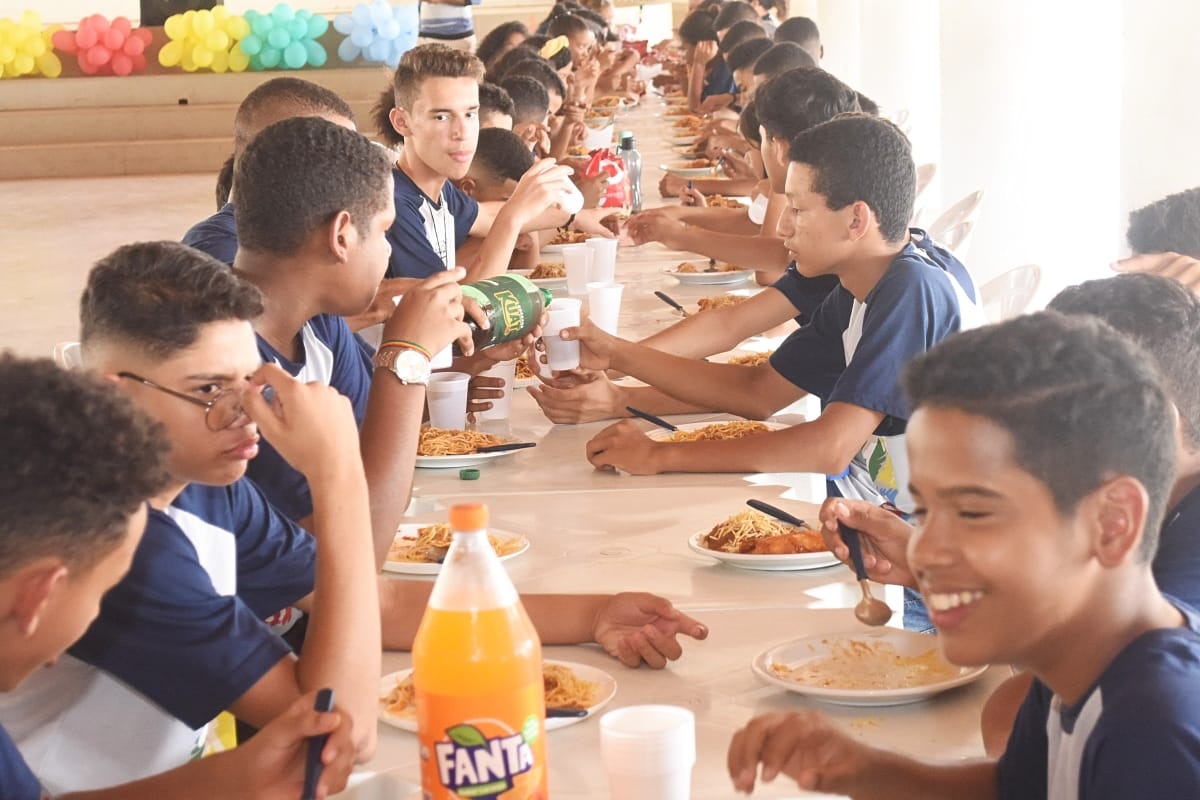 O almoço servido na sede da instituição culminou a ação pelo Dia das Crianças realizada pelo Gedema