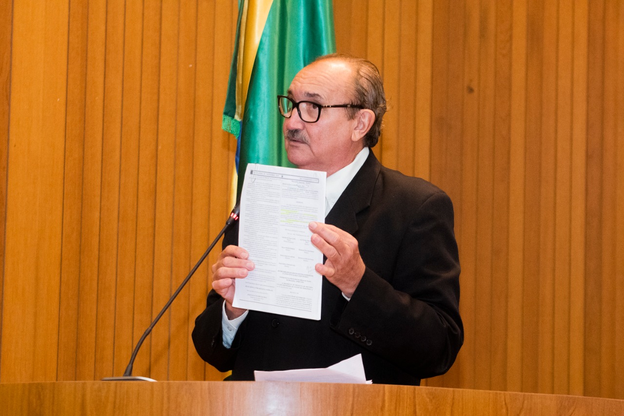 César Pires condena possíveis demissões de funcionários pelo governo