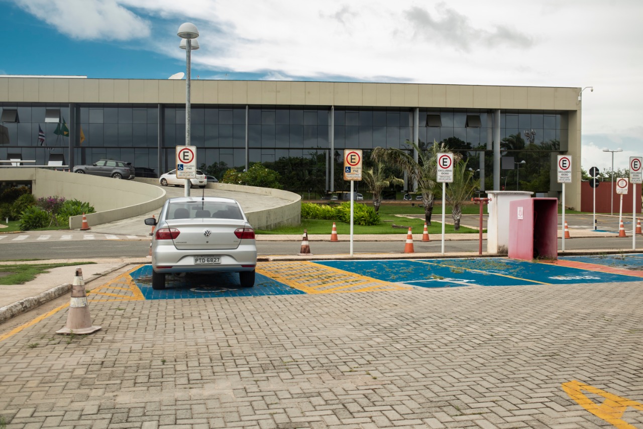 Área de estacionamento com vagas para pessoas com deficiência, idosos e gestantes