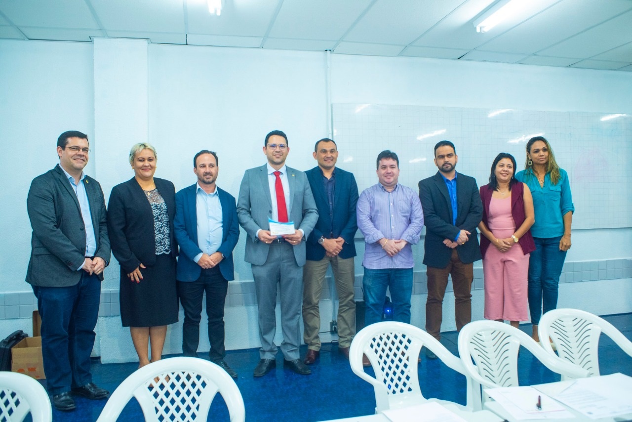 Deputado Ciro Neto é homenageado por colegas farmacêuticos