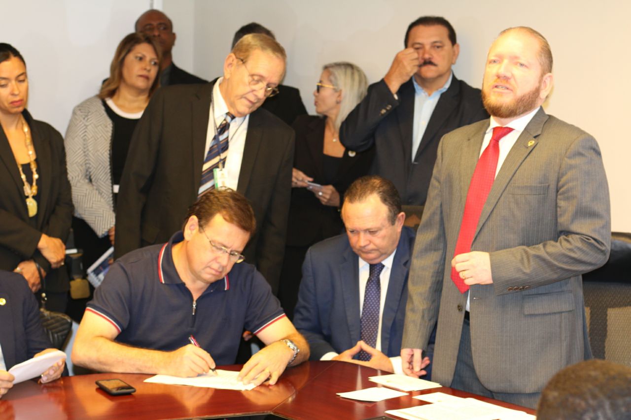 Em ato administrativo, Stenio Rezende participa da posse de Othelino Neto