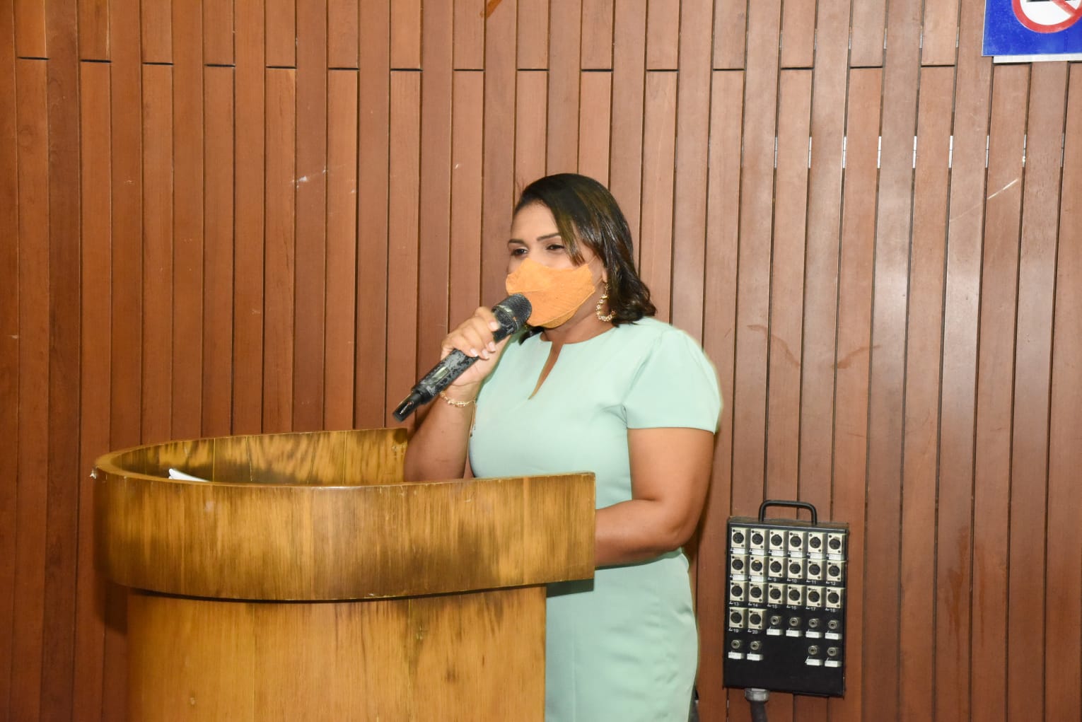 Diretora pedagógica da creche, Cynthia Vieira, profere discurso em homenagem à turma