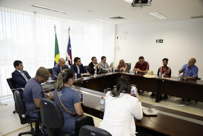 Deputados recebem comissão de professores para ouvir pauta de reivindicações 