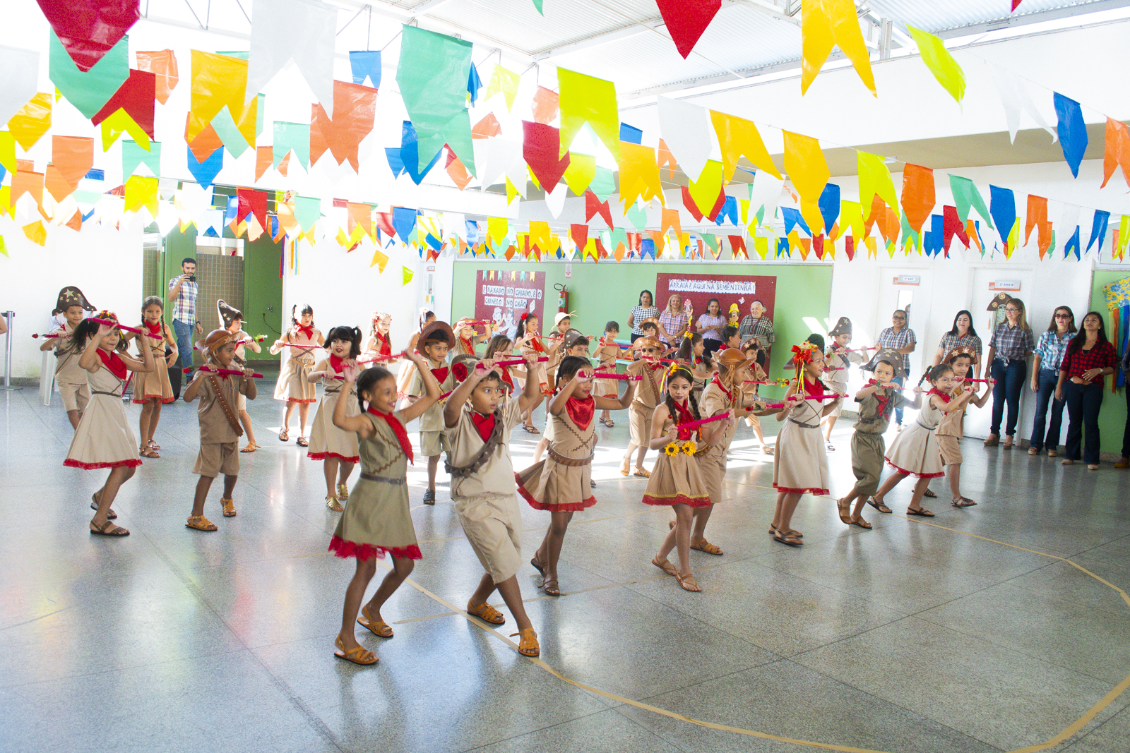 Alunos da Creche-Escola Sementinha apresentam danças nordestinas em festa junina