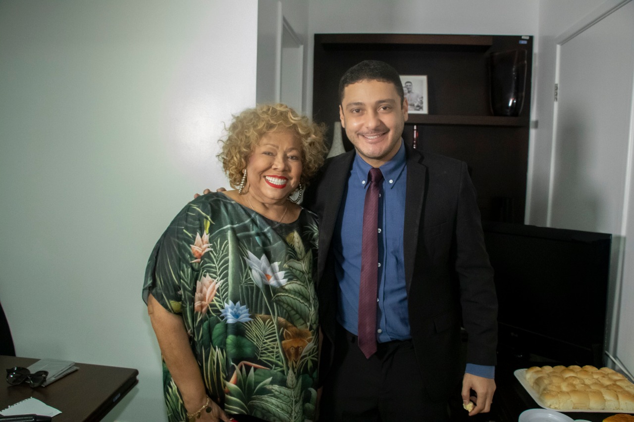 Deputado Wendell Lages recebe visita da cantora Alcione em seu gabinete