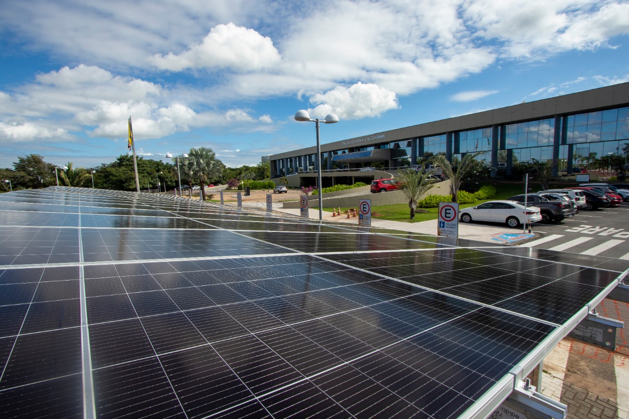 Sistema fotovoltaico funciona com placas solares que já estão com 50% da instalação concluídas