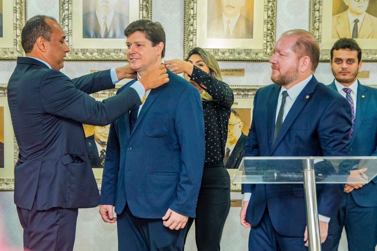 Presidente nacional do MDB é homenageado com Medalha do Mérito Legislativo Manuel Beckman