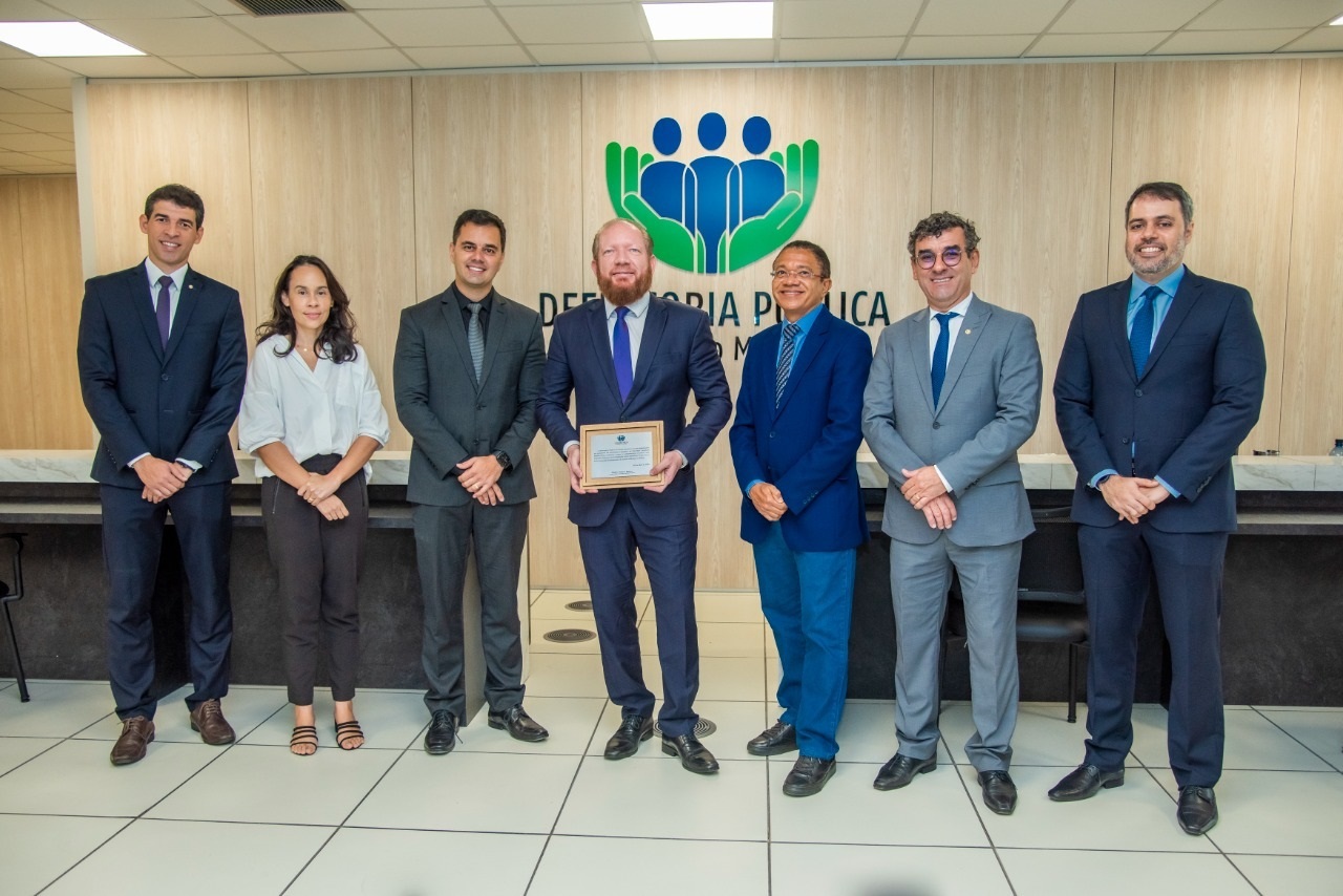 A homenagem da Defensoria foi prestada a Othelino em reconhecimento ao seu apoio em favor das ações da instituição 