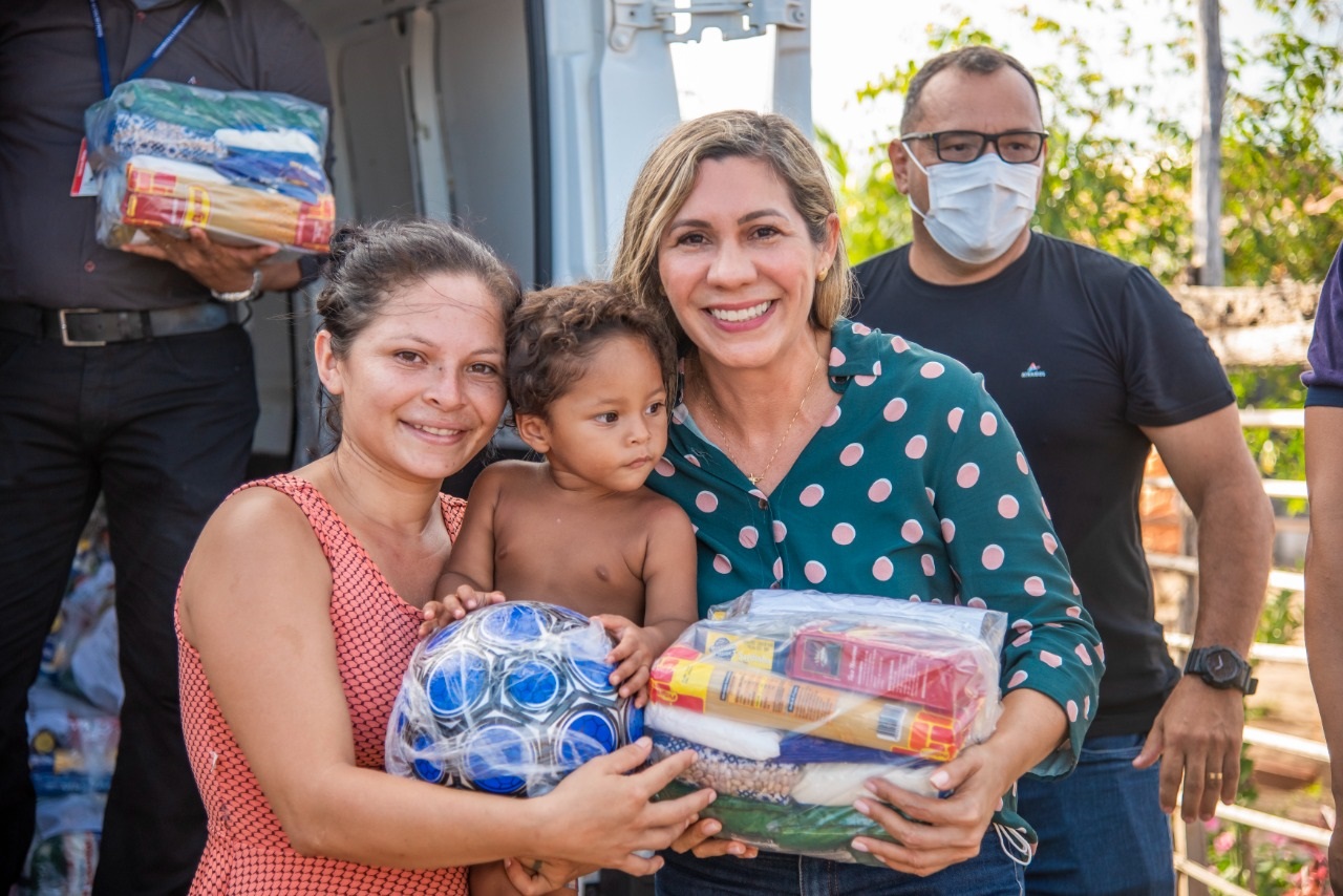 Major Gardene Carvalho entrega brinquedo e cesta a mãe e filho moradores de comunidade em Paço do Lumiar 