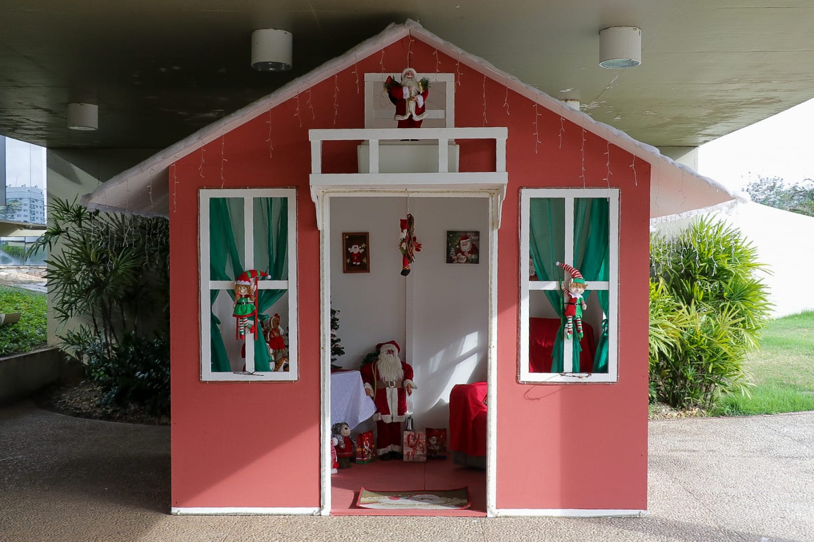 A decoração inclui a tradicional casa de Papai Noel