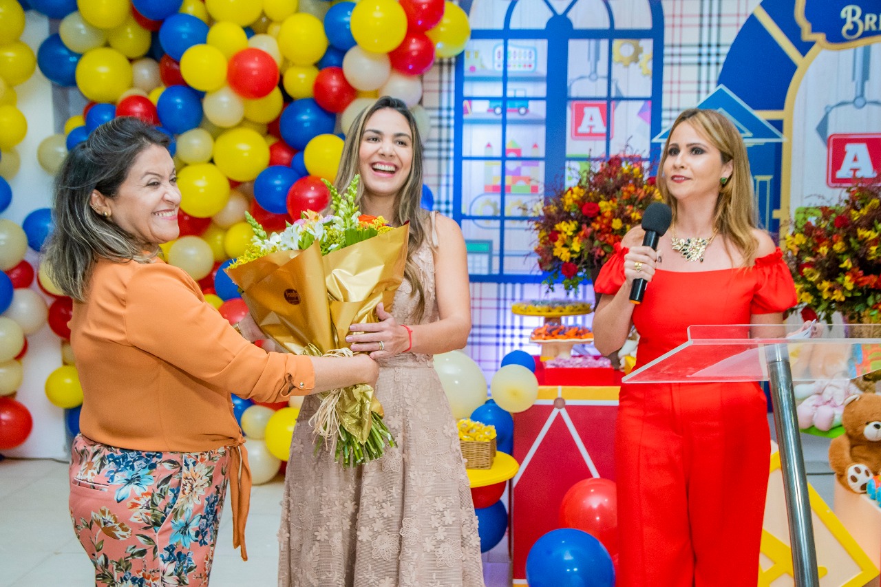 Presidente do Gedema, Ana Paula Lobato, é homenageada e recebe flores