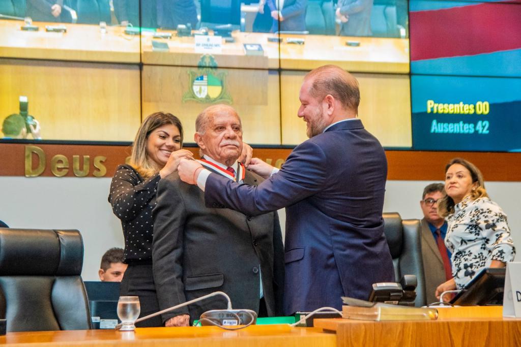 Celso Coutinho é condecorado pela Assembleia em reconhecimento ao trabalho prestado em favor do MA 