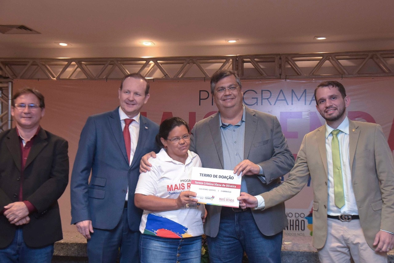 Fernando Pessoa representa Assembleia na entrega de kits do programa Mais Renda