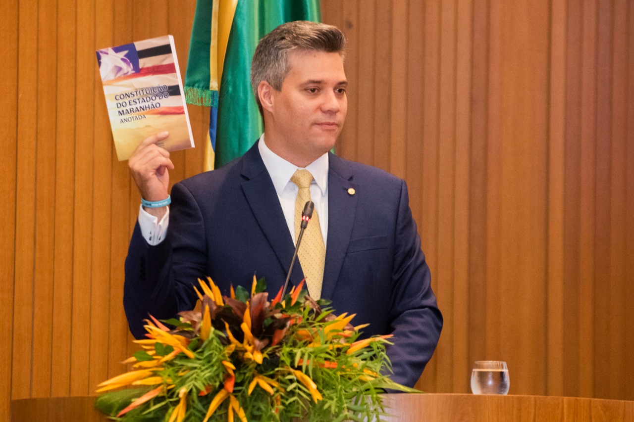 Deputado Neto Evangelista mostra a Constituição do Maranhão Anotada, durante a solenidade pelos 30 anos da Constituição