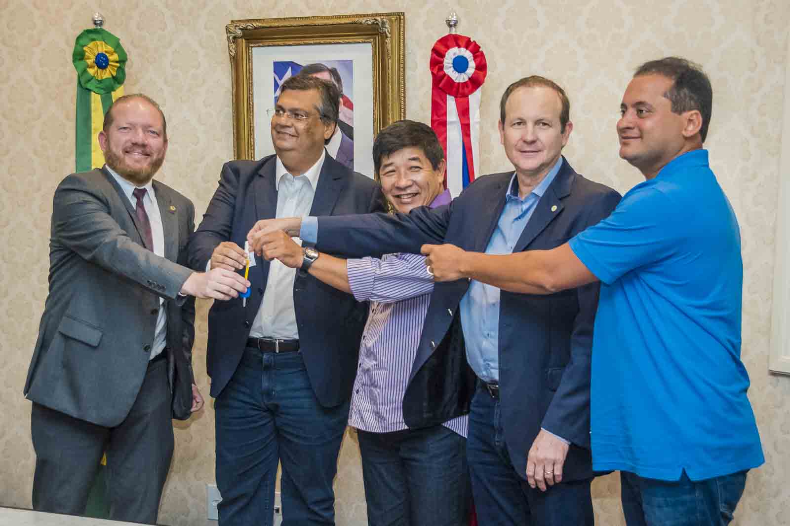 Presidente da Assembleia participa da entrega de patrulhas agrícolas e retroescavadeiras