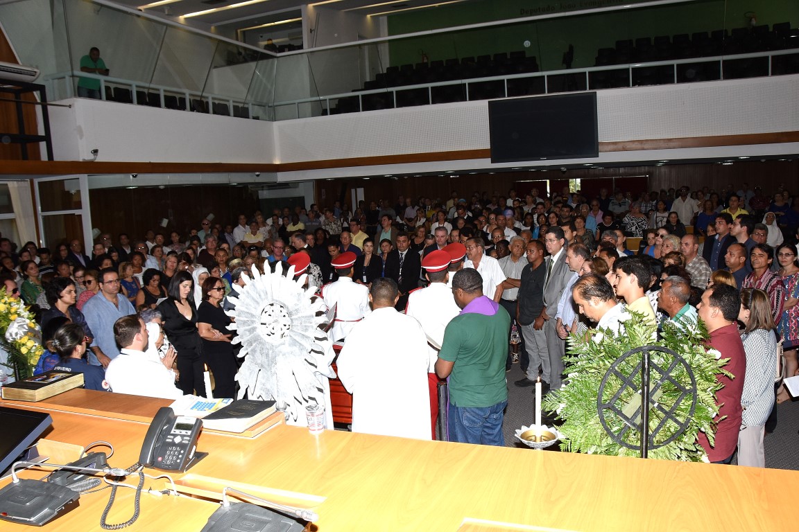 Celebração de ritos e orações marca despedida do povo do Maranhão a João Castelo