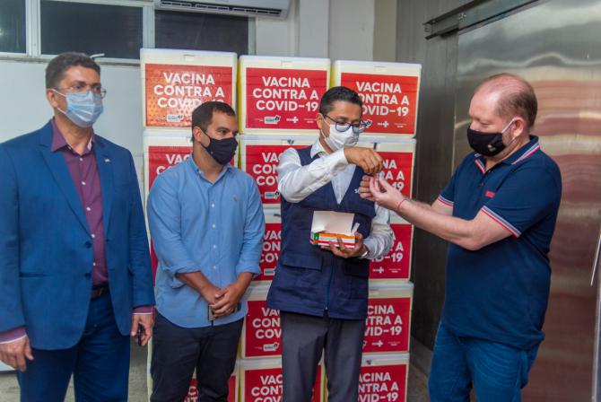 Othelino Neto acompanha chegada de lote da vacina contra o coronavírus ao Maranhão