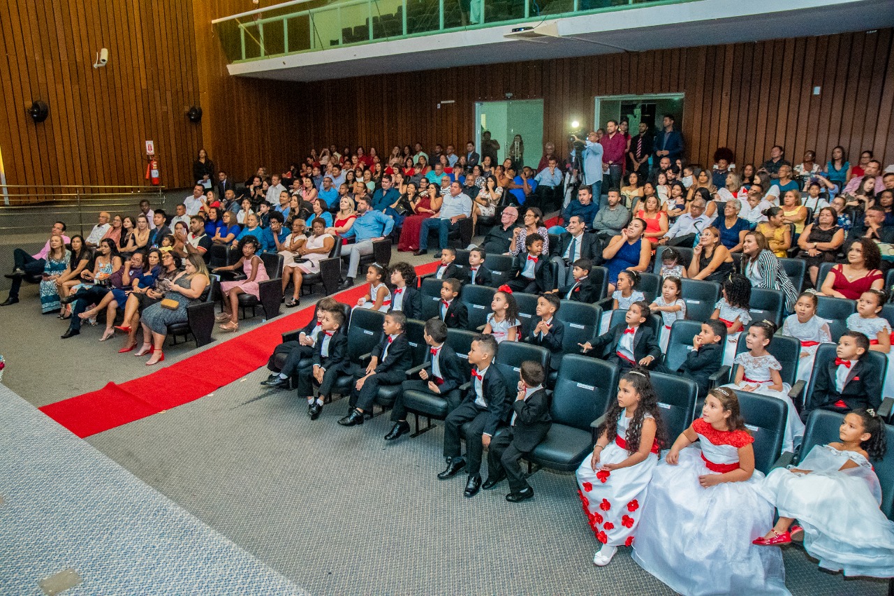 Alunos, pais, professores e convidados lotam o Auditório Fernando Falcão