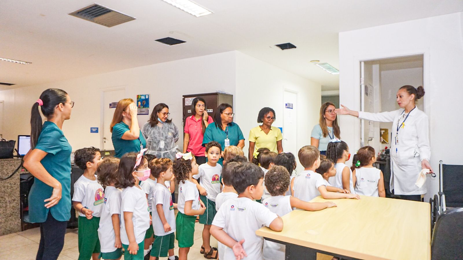 Estudantes são recepcionados pela pela coordenadora de Enfermagem da Diretoria de Saúde e Medicina Ocupacional, Katyane Vasconcelos