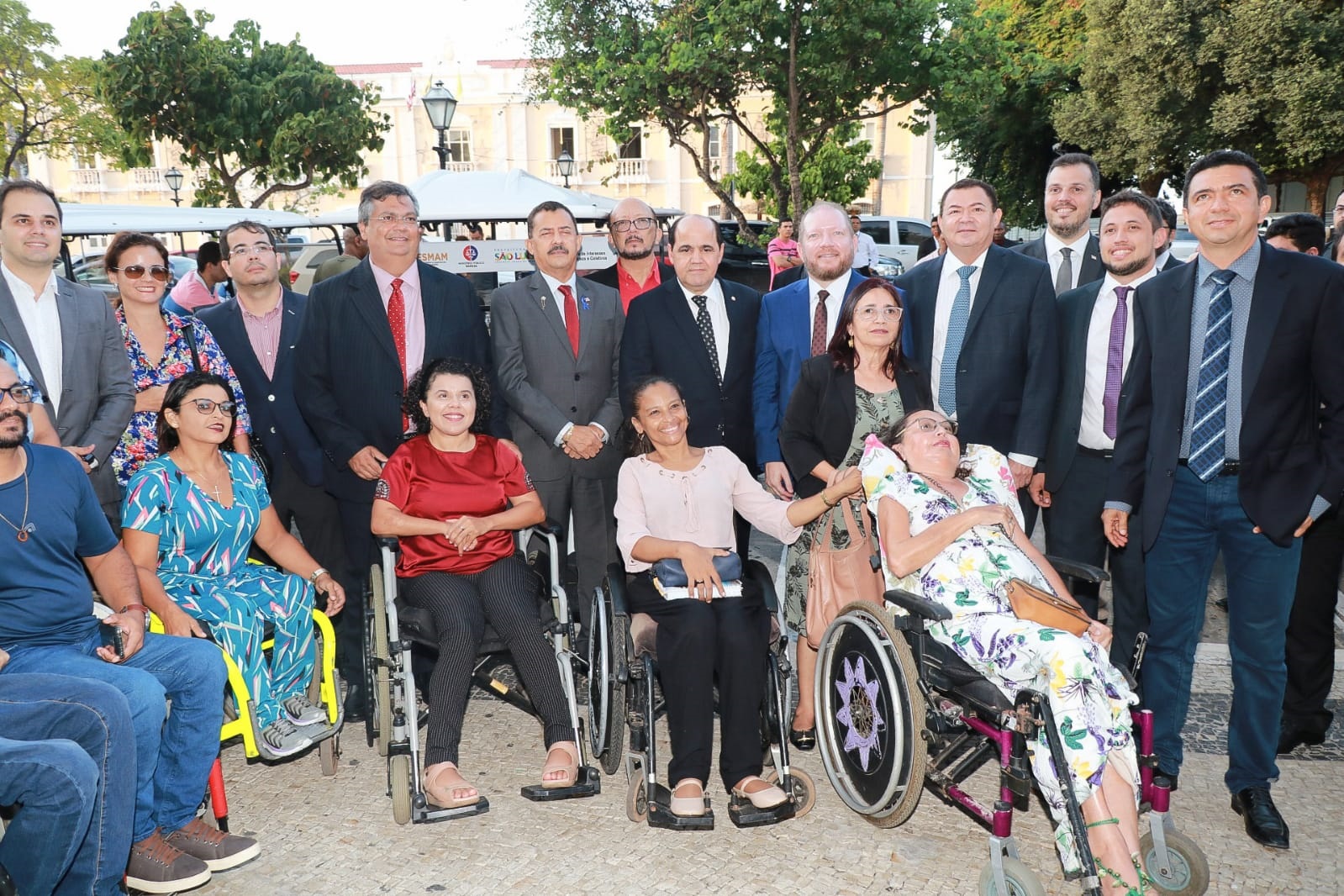As autoridades com representantes de pessoas com deficiência beneficiadas pelos carrinhos de city tour