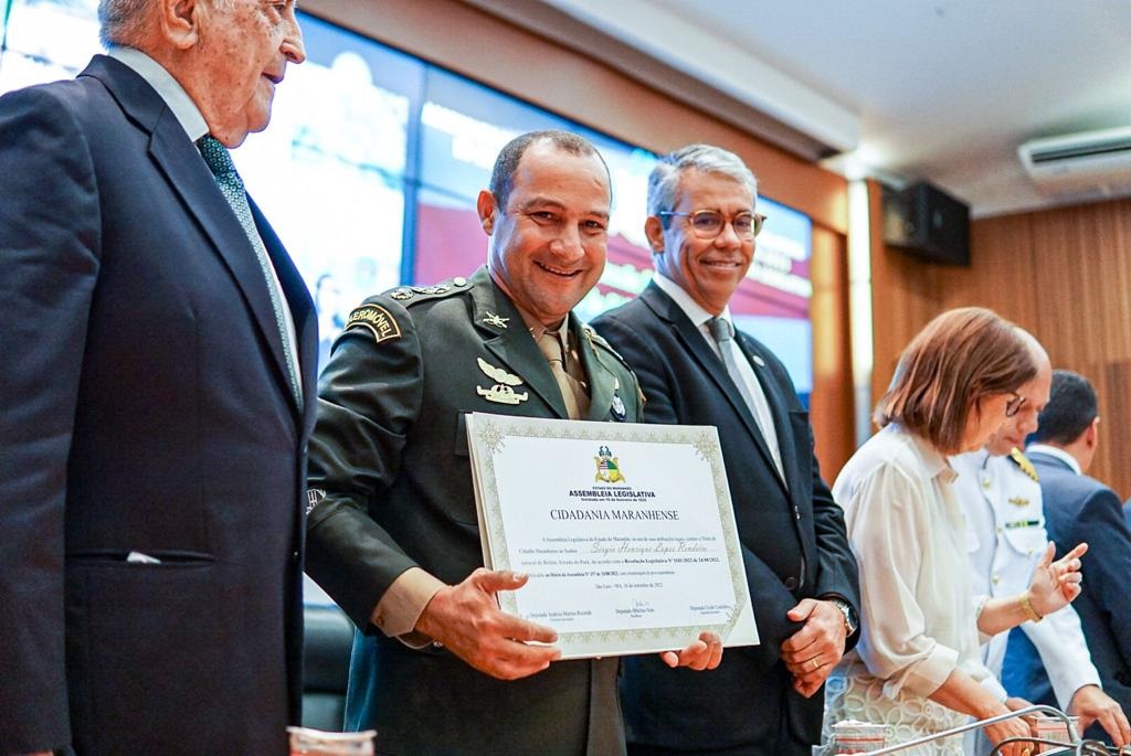 Coronel Sérgio Henrique Lopes Rendeiro, comandante do 24° BIS, com o diploma de Cidadão Maranhense 