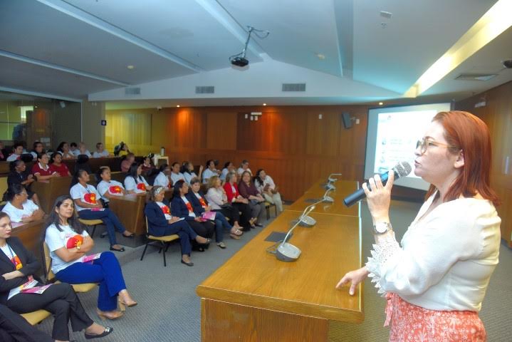 Diretoria de Saúde e Gedema realizam palestras sobre prevenção do câncer de mama para servidoras da AL
