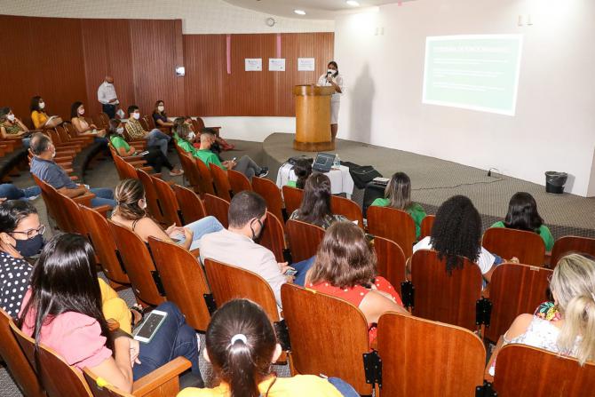 Creche-Escola Sementinha realiza reunião com pais de alunos da pré-escola 