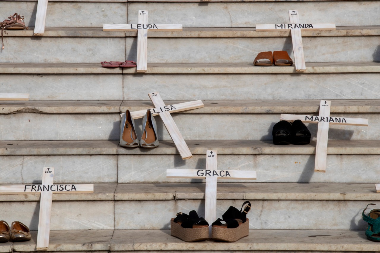 Crucifixos de madeira com nomes das mulheres assassinadas em 2020 chamaram a atenção para a crueldade da violência doméstica