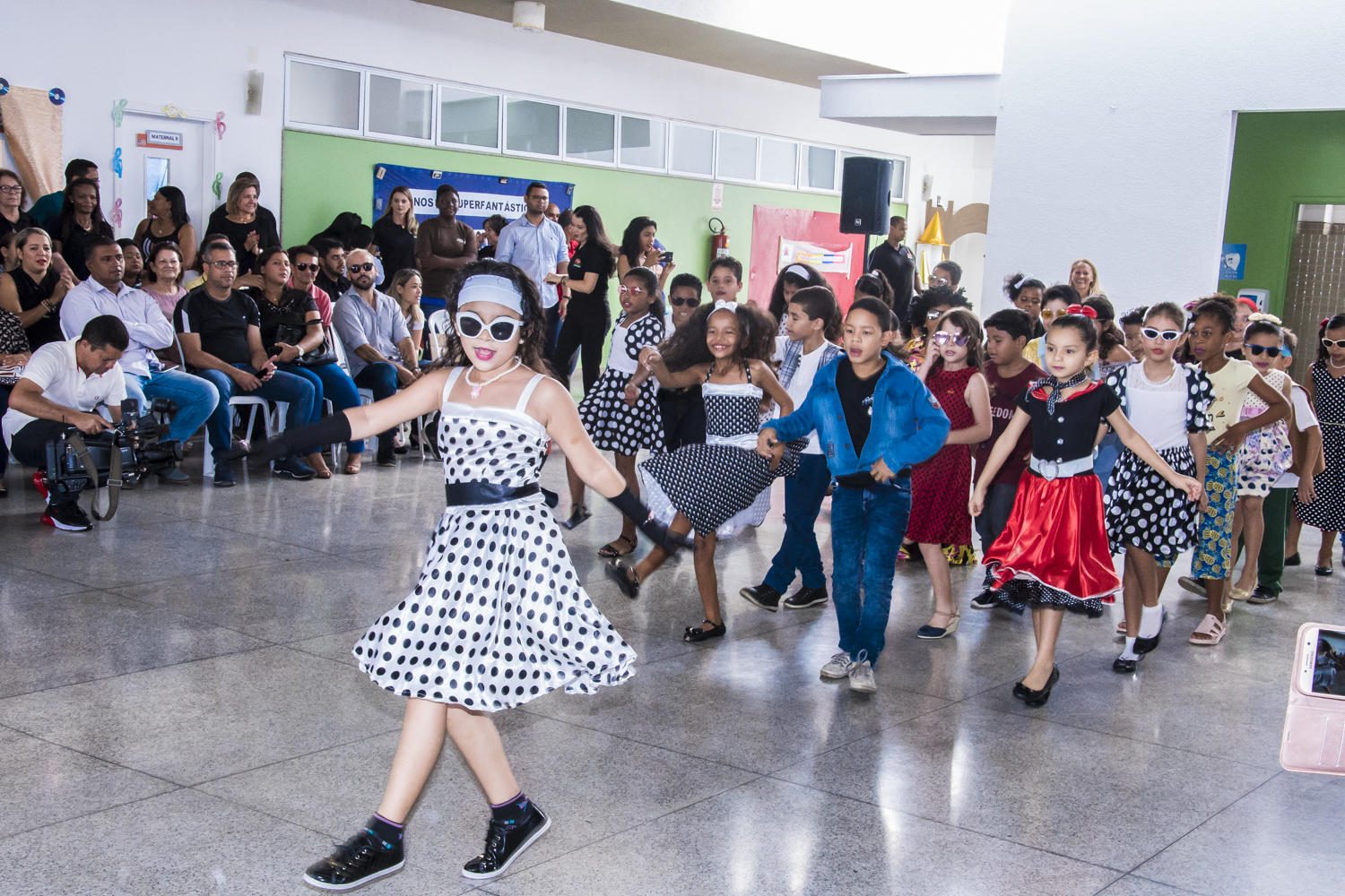 Alunos apresentam shows musicais e de dança na Creche-Escola Sementinha