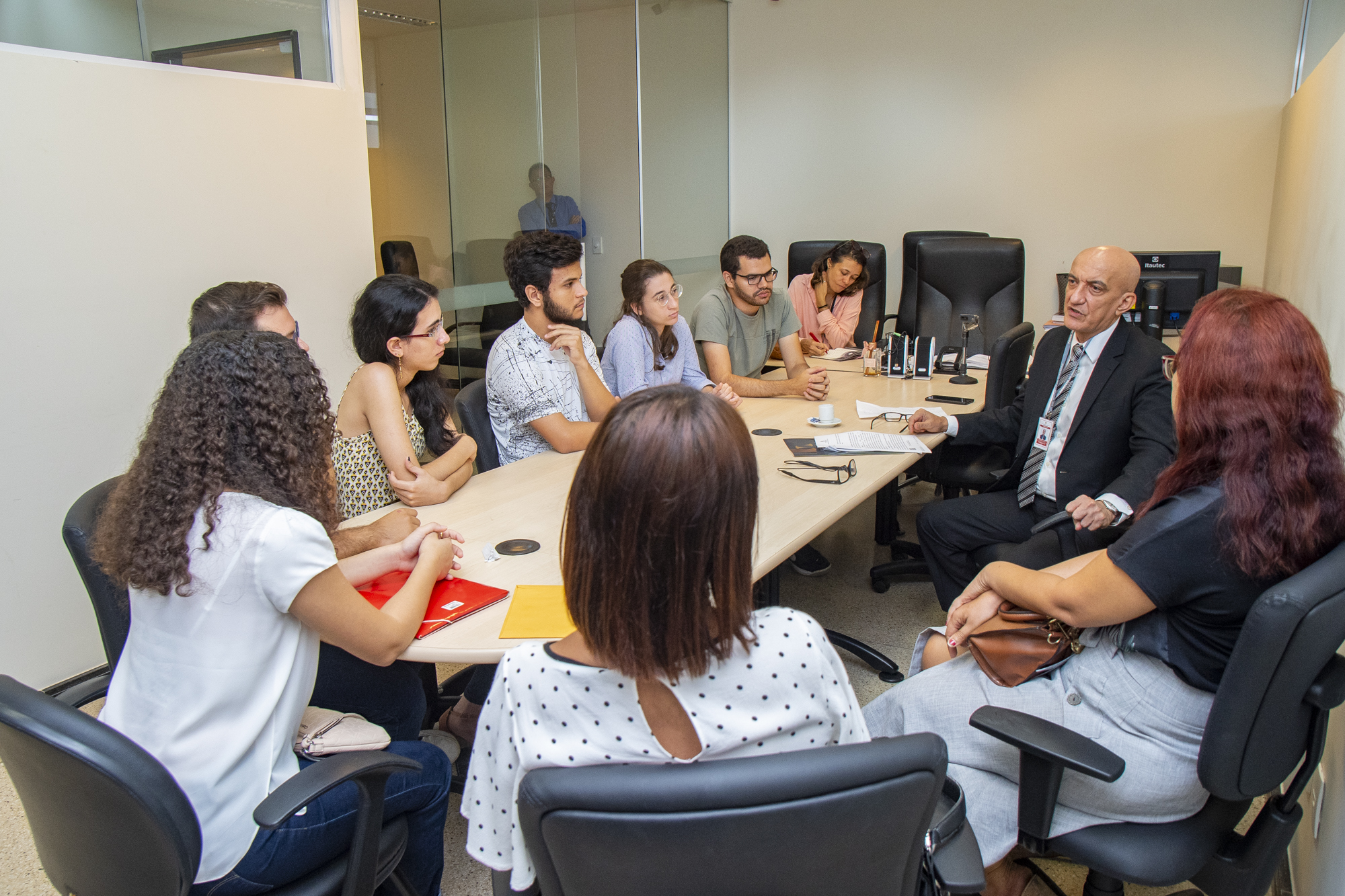 Acadêmicos do curso de Medicina da Uema de Caxias reúnem-se com corregedor-geral do TJMA