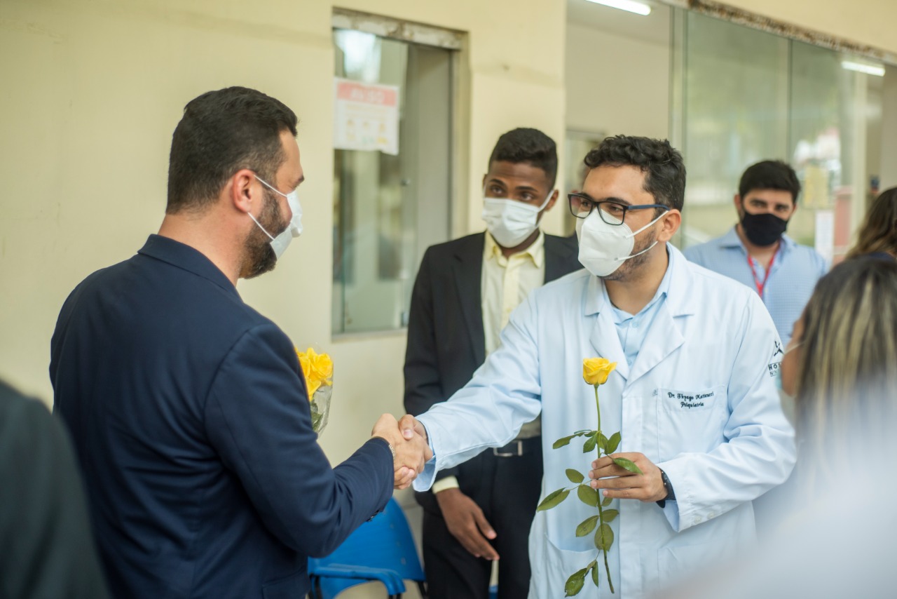 Deputado Fábio Macedo entregou rosas amarelas aos funcionários e pacientes da unidade de saúde 