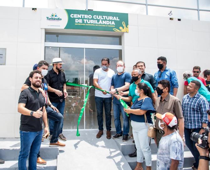 Turilândia - Othelino prestigia inaugurações de obras em homenagem ao Dia do Servidor