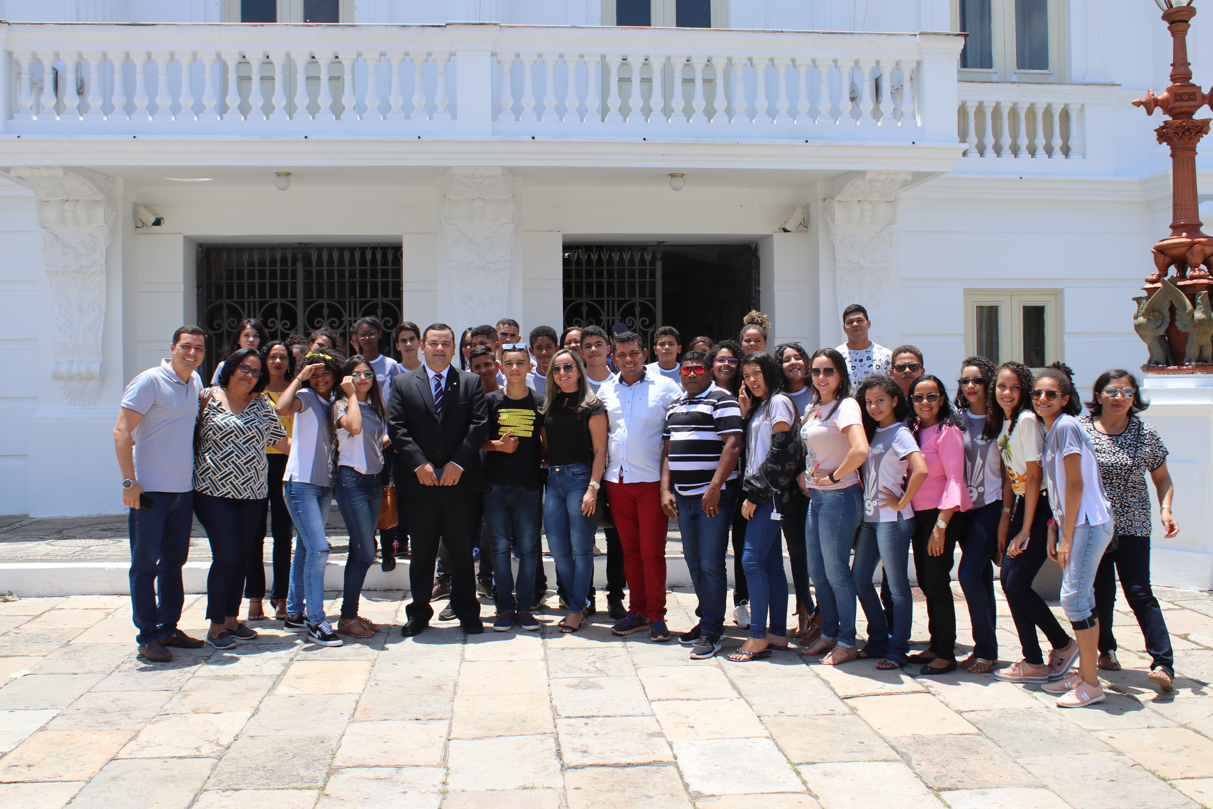 Vinicius Louro recebe estudantes de Trizidela do Vale