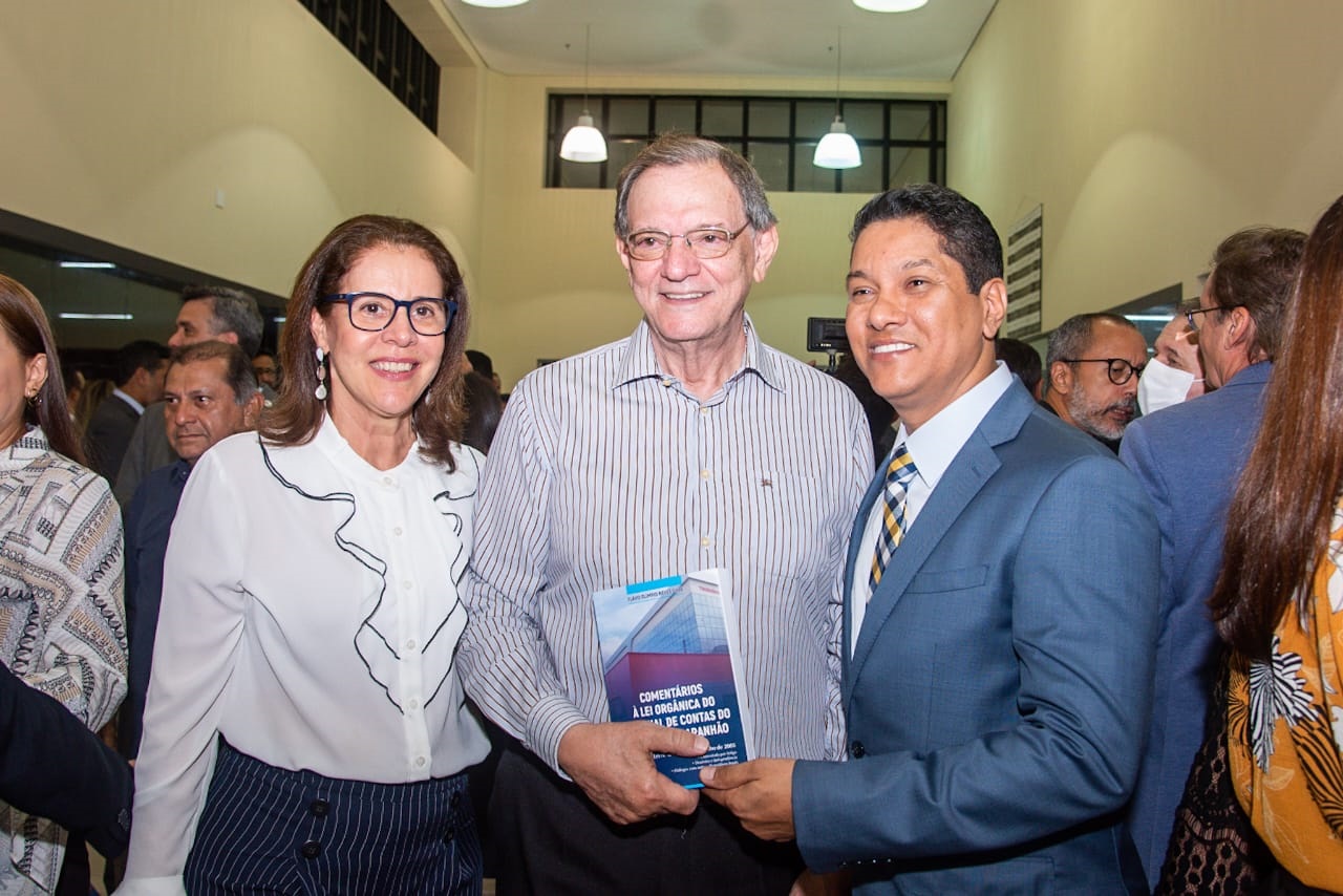 Flávio Olímpio recebeu autoridades, estudantes, amigos e familiares no lançamento de seu  livro