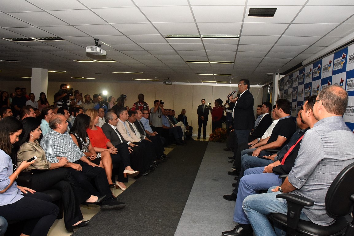 Deputados prestigiam entrega de motoniveladoras  feita pelo governador Flávio Dino