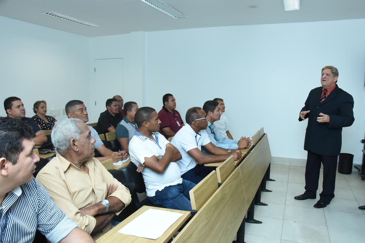 Escola do Legislativo capacita motoristas e militares com palestra de educação no trânsito