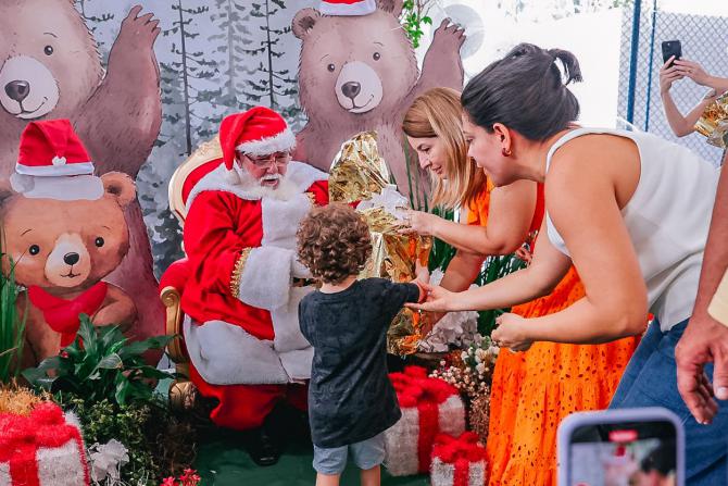 Gedema promove manhã natalina com Papai Noel para alunos da Sementinha e do programa Sol Nascente