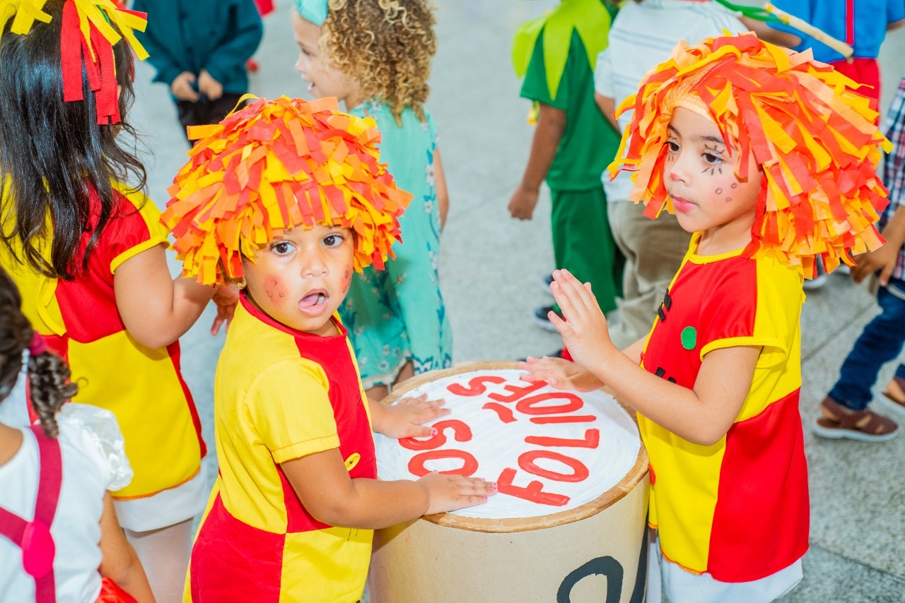 As crianças capricharam na fantasia e caíram na folia em mais uma edição do Bailinho de Carnaval da Sementinha