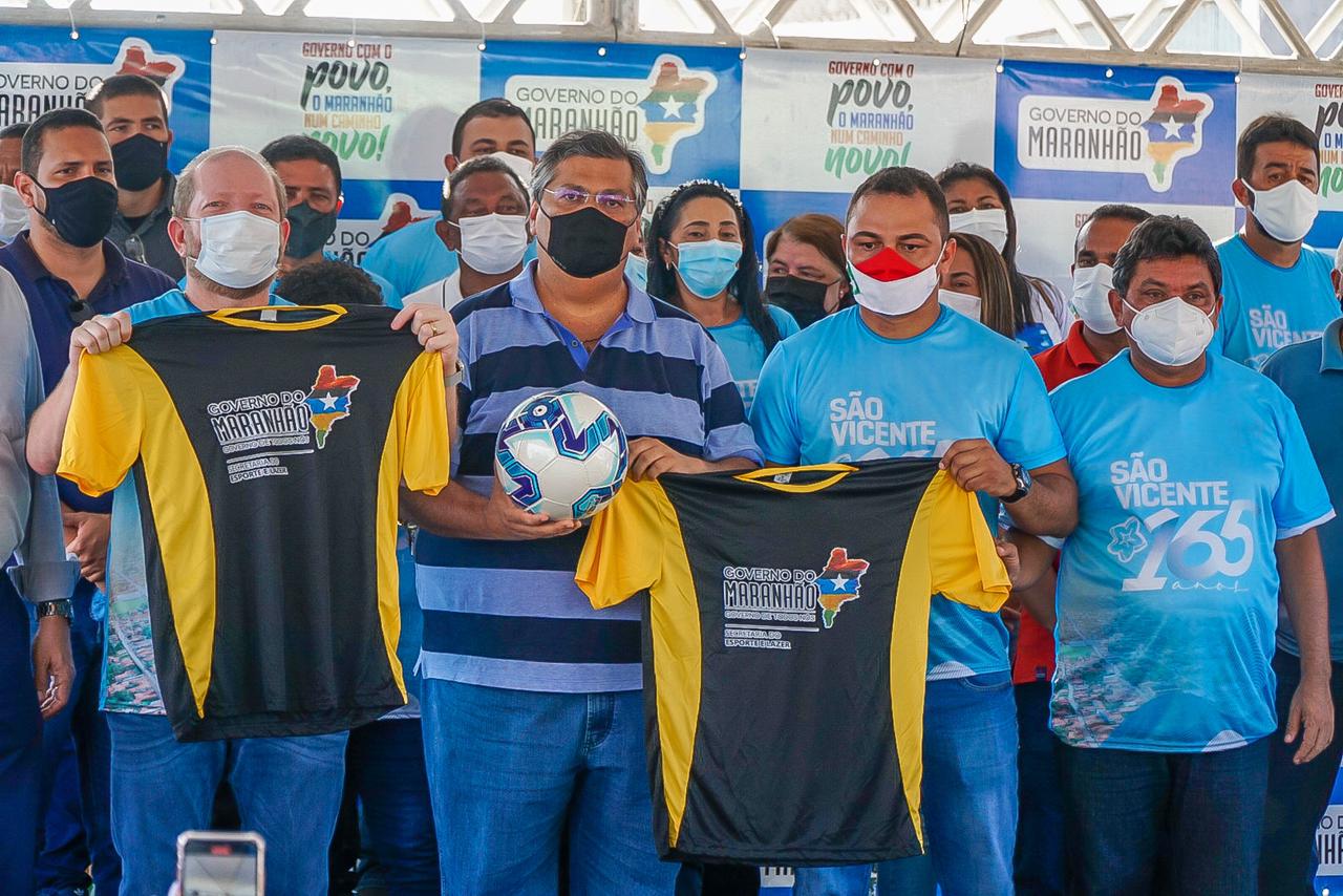 Othelino ao lado do governador Flávio Dino e do prefeito Adriano Freitas, durante entrega de kits esportivos em São Vicente Férrer