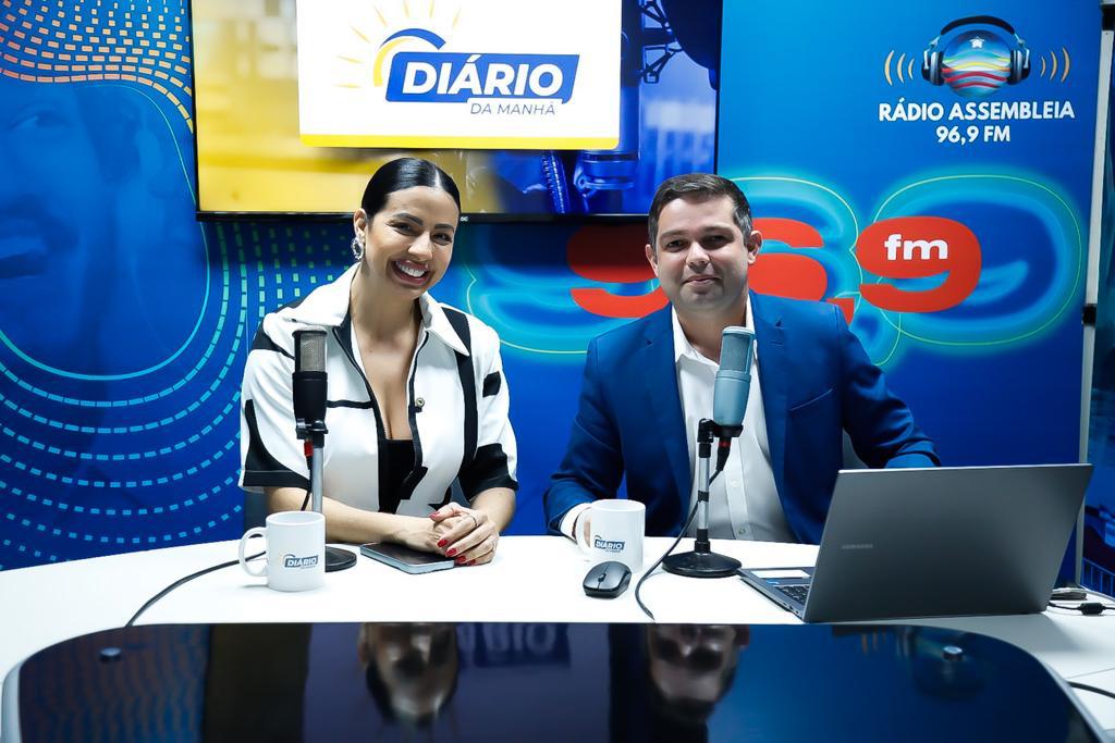 Deputada Daniella com o jornalista Ronald Segundo em registro no programa ‘Diário da Manhã’