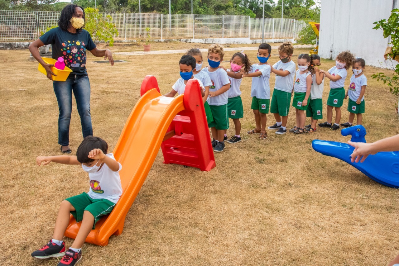 Crianças durante atividade recreativa sob supervisão de professora da Creche-Sementinha 