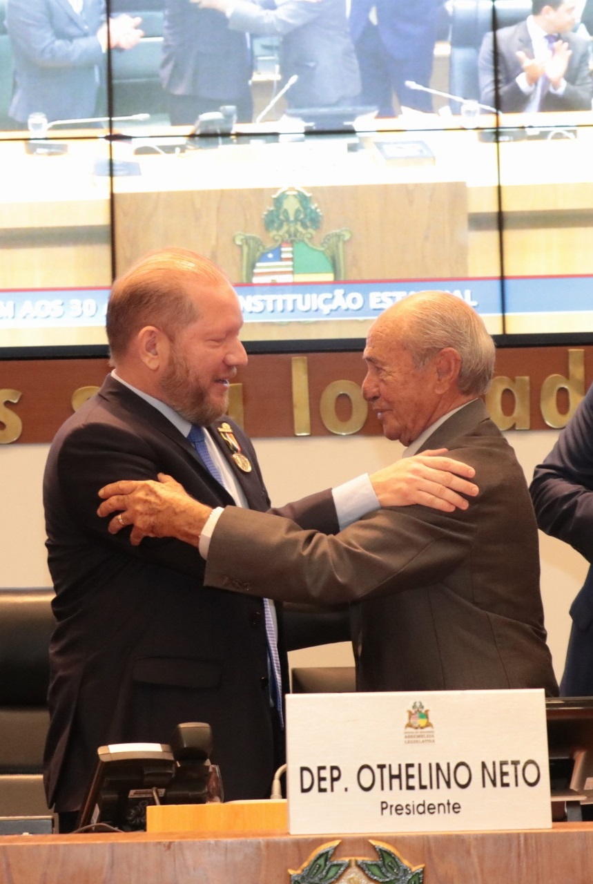 Othelino Neto parabeniza Carlos Guterres, um dos deputados constituintes homenageados na solenidade