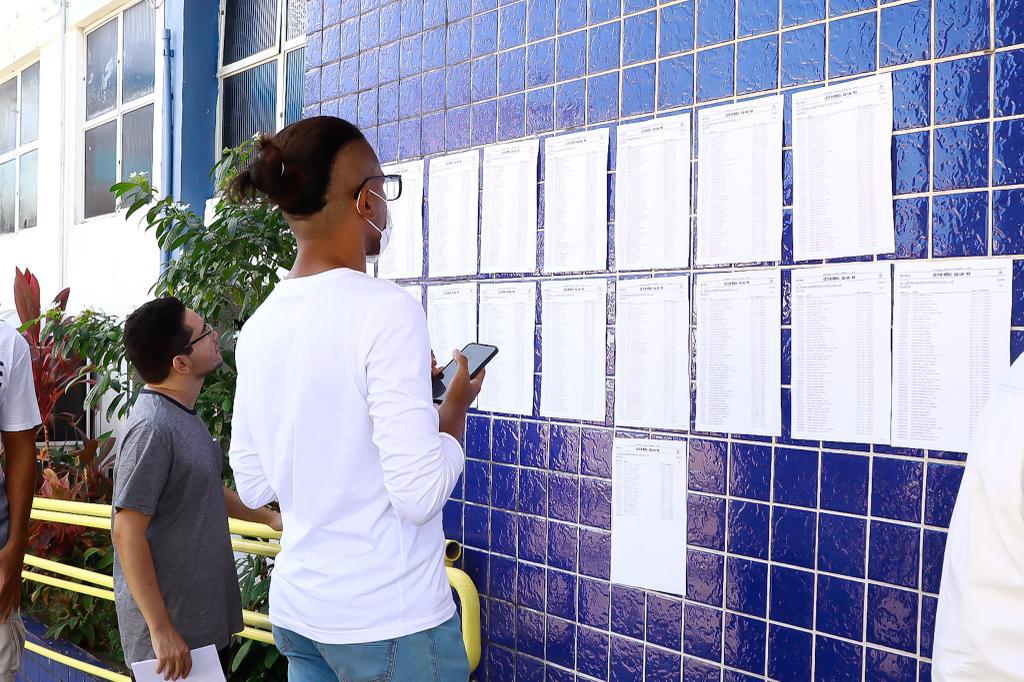 Local de prova é conferido em lista por candidatos inscritos no concurso da Assembleia Legislativa