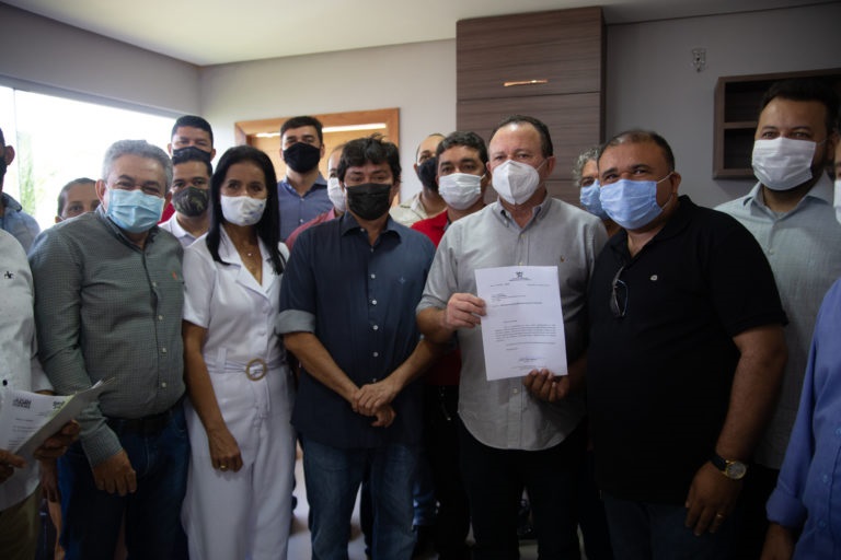 ntônio Pereira, ao lado do vice-governador Carlos Brandão, do prefeito Léo Cunha  e outras lideranças da região 