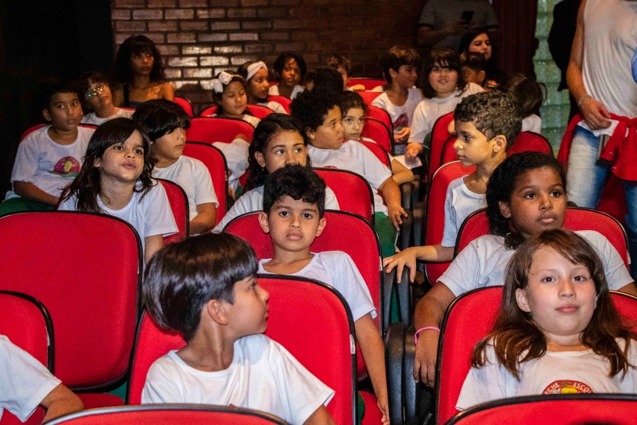 Os alunos na plateia durante a apresentação do espetáculo