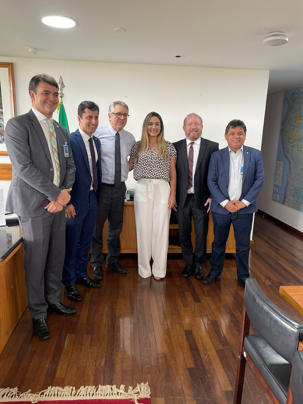 Othelino e Ana Paula entre Rubens Júnior, Duarte Júnior, o ministro Alexandre Padilha e Márcio Jerry após a reunião 