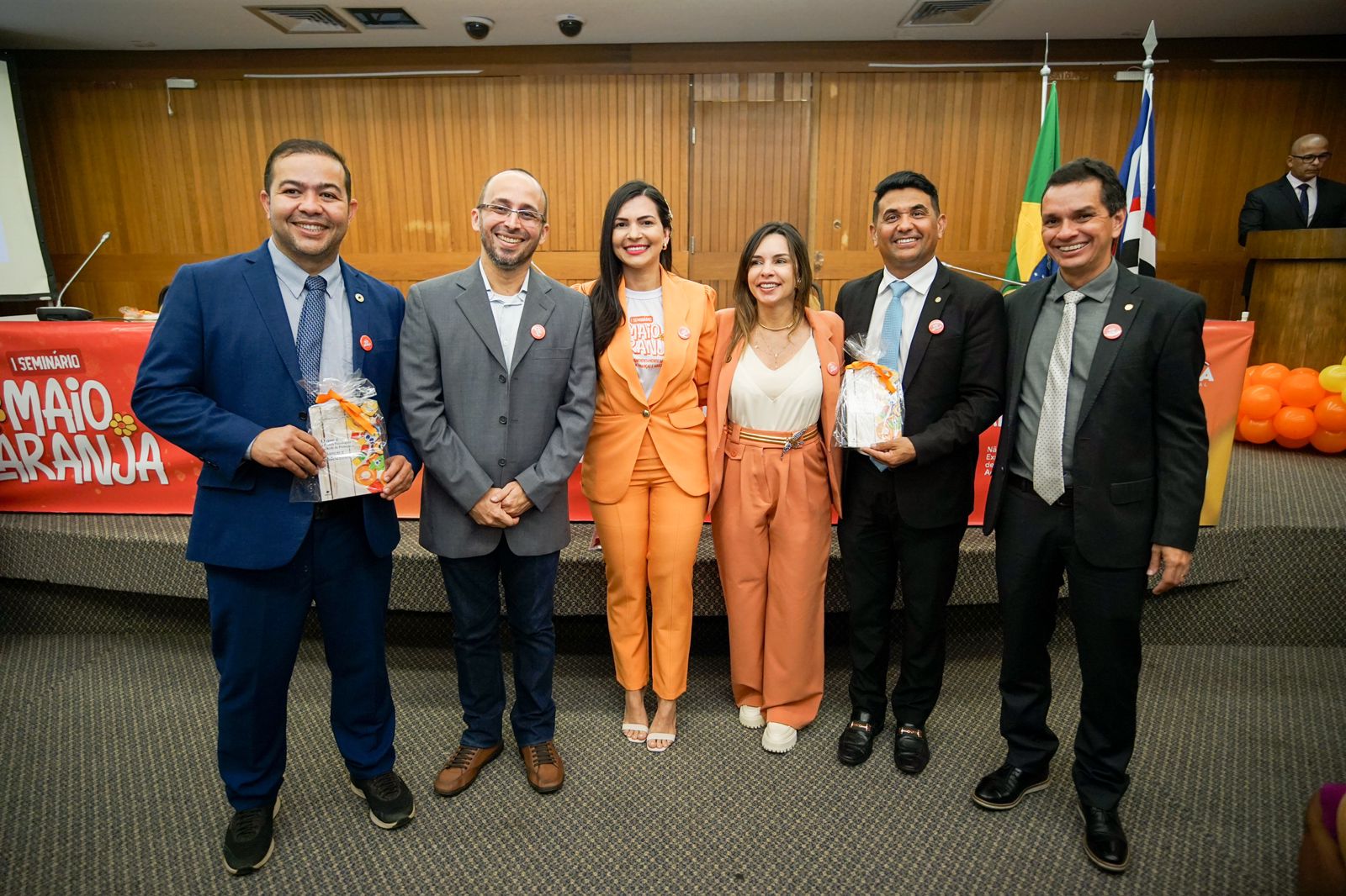 Janaina Ramos com os colegas deputados Rildo Amaral, Dra. Vivianne, Wellington do Curso e Ricardo Arruda