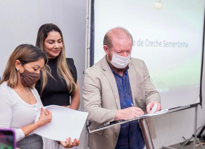 Othelino e Ana Paula assinam ordem de serviço para ampliação da Creche-Escola Sementinha