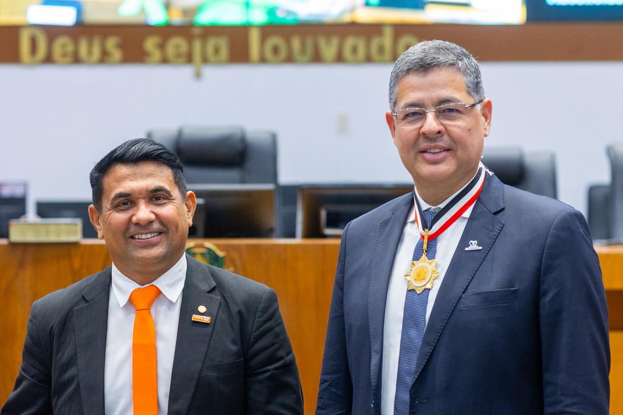 Antônio Dino Tavares com o deputado Wellington do Curso, autor da  homenagem